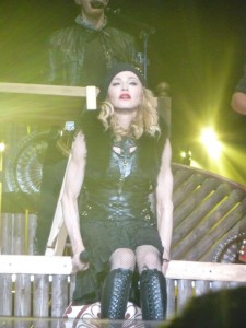 d52 225x300 Crónica del Concierto de Madonna en primera fila ...